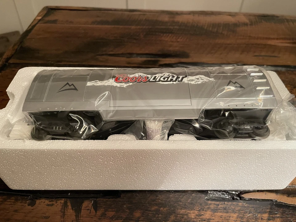 MTH Rail King 30-1433B Coors Light Silver Bullet Operating Reefer Car 30-1433B - Image 4 of 4