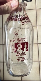 Vecchia bottiglia di latte Harrisburg PA Quart Manukerbrook Farms mucca da latte e scienziato.