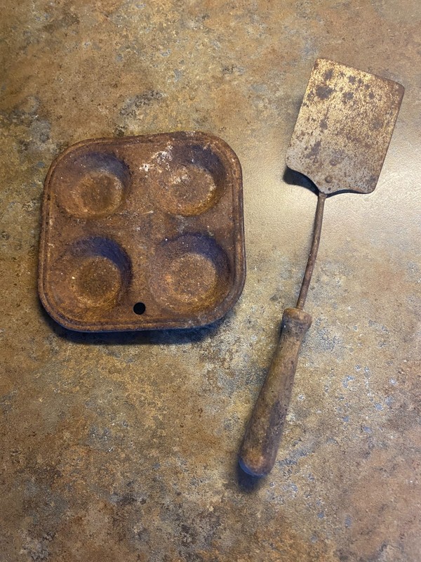 VTG 1930s Child's Metal Muffin pan(4"x4") and tin spatula w/wood handle. 