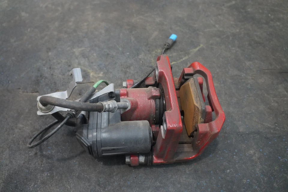 Pinza de freno trasera derecha y soporte rojo 47813WAA04 OEM Toyota Supra 2020-22 Foto 3 de 4