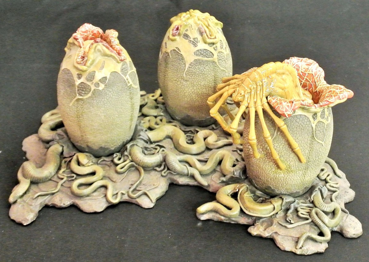 ATTAKUS エイリアン ALIAN EGGS & 1 FACE HUGGER Attakus ALIEN BIRTH 3 Eggs and 1 FaceHugger Statue Figure