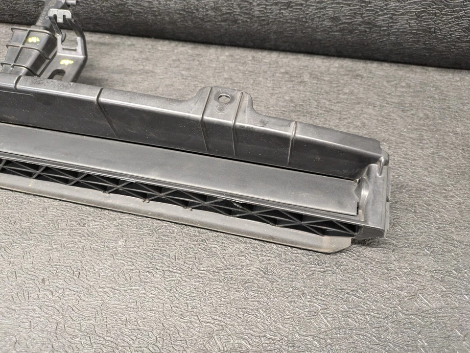 OEM AGRIETADO 2018-2023 GMC TERRENO OBTURADOR DE AIRE INFERIOR 84614525 Foto 4 de 4