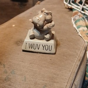Wallace Berrie Hippo Figurine "I WUV YOU" Hallmark © Made in USA 751