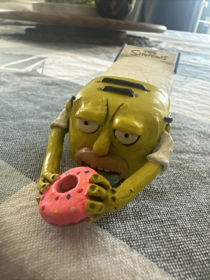 Escultura personalizada Hot Wheels VW Drag Bus de Kool51 Alber Avila Homer Simpson Foto 3 de 4