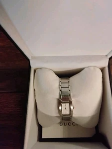 Montre femme GUCCI en acier inoxydable. Avec boite et livret.
