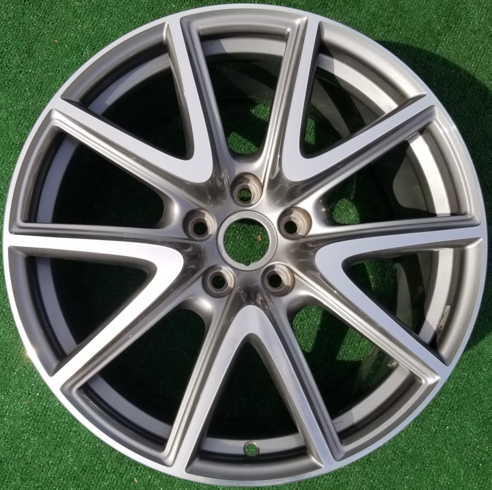 Aston Martin Vantage Vantage Rear Wheel P/N BG331007HA