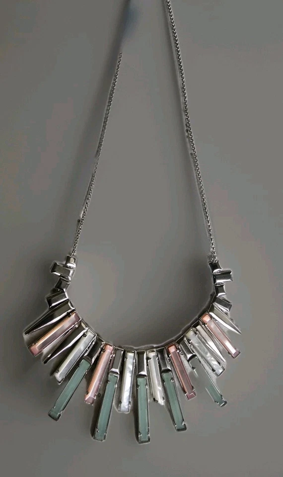 Ожерелье с застежкой-липучкой Kendra Scott розовое морское зеленое серебристое дихроичное стекло - Изображение 2 из 4