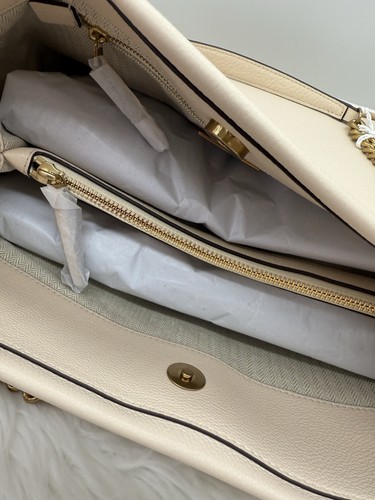 AUTÉNTICO NUEVO CON ETIQUETAS $598 Bolso de Mano Tory Burch Para Mujer Kira Cuero Guijarro En Nuevo Crema - Imagen 9 de 18