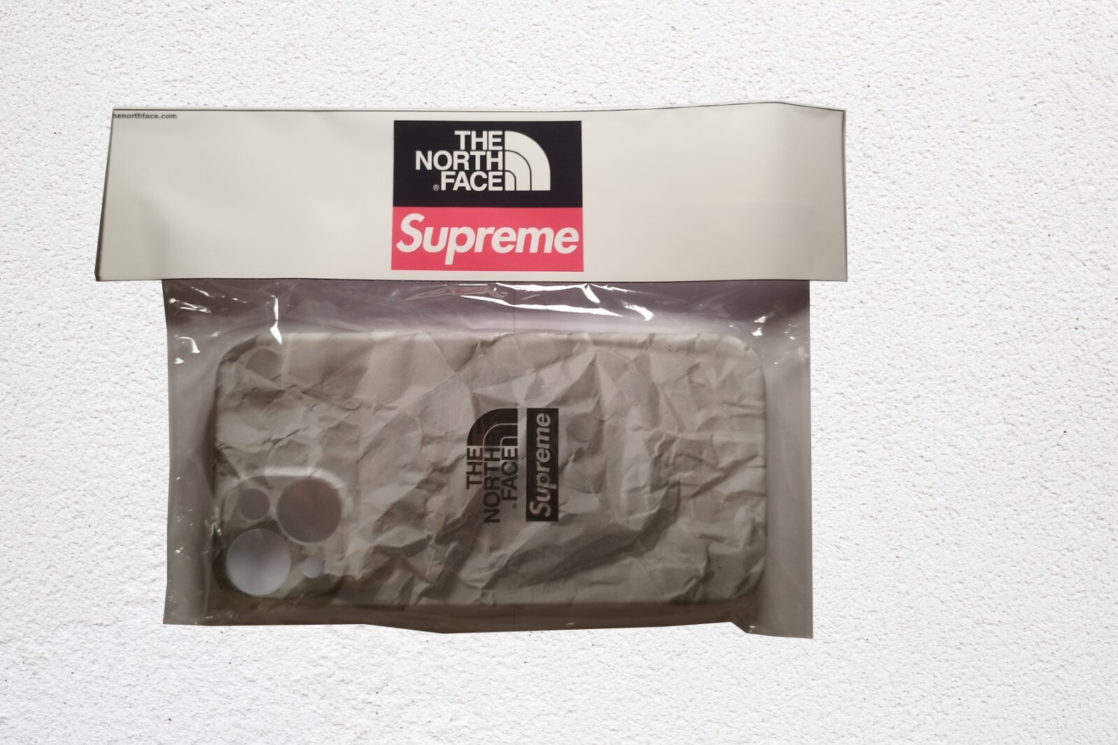 Protégez Votre iPhone 15 Coque MagSafe Supreme TNF Look Papier Froissé Incassable