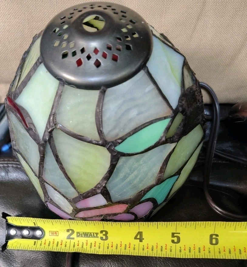Lámpara estilo Tiffany con patrón floral.  Plástico. Foto 2 de 4