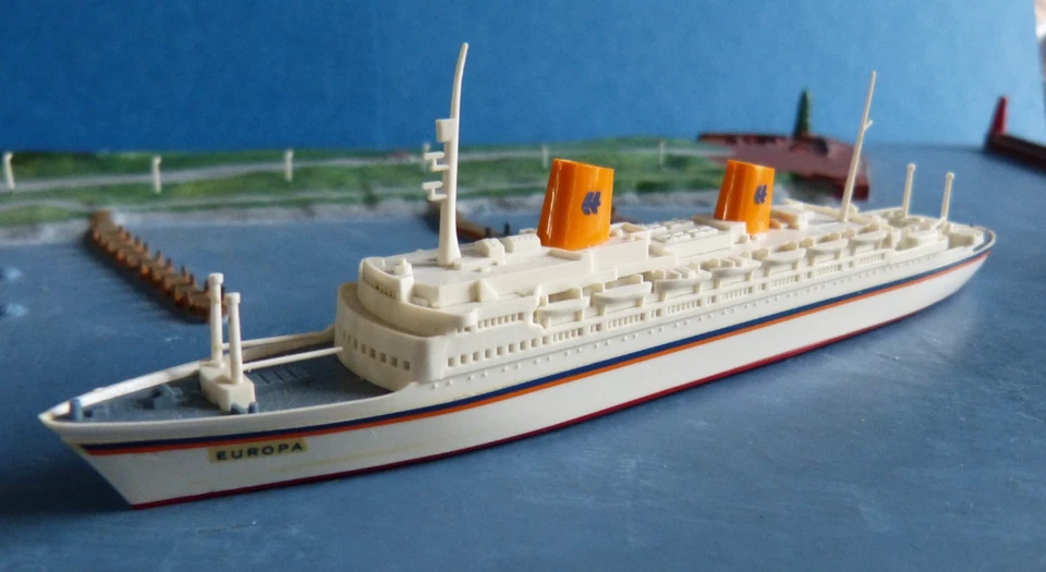 Wiking Kunststoff Modell 1 : 1250 Kreuzfahrtschiff Europa Hapag Lloyd 14,5 cm