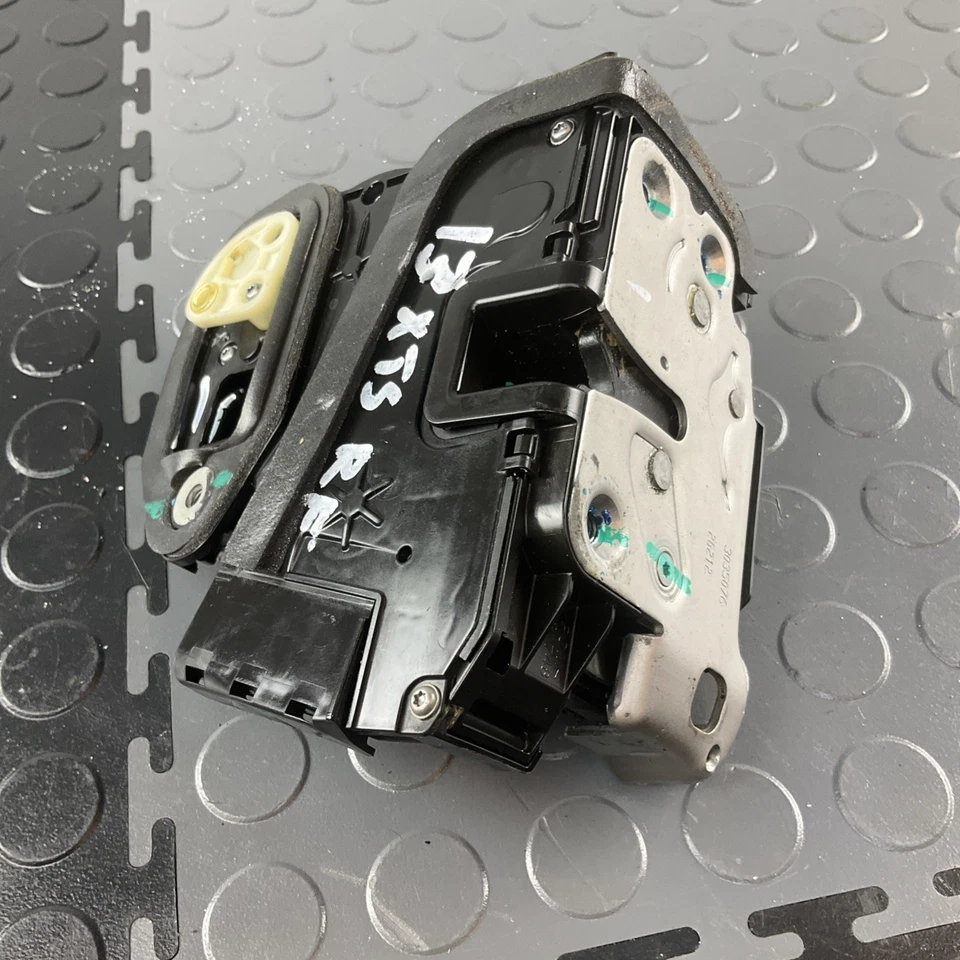 Cadillac XTS 2013-2017 actuador de cierre de puerta delantera derecha derecha OEM Foto 2 de 4