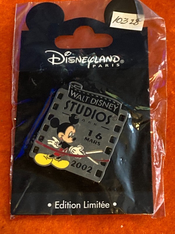 10328 DLP Walt Disney Studios Park Paris 16 MARS 2002 Mickey Cutting Ribbon