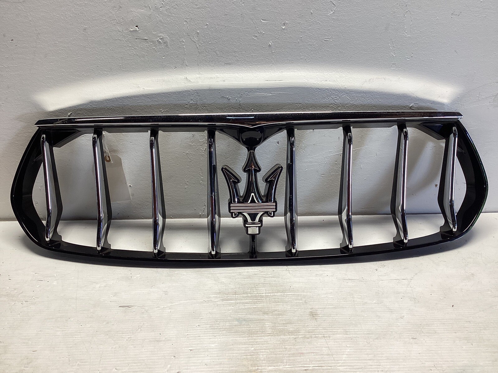 2017 2018 2019 2020 MASERATI LEVANTE BUMPER GRILLE 670041948 OEM