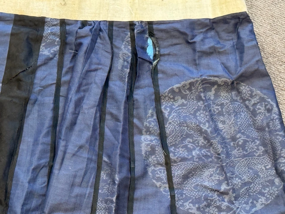 Falda China Siglo XIX Bordada Seda Dos Dragones Persiguiendo Perla Llameante Foto 2 de 4