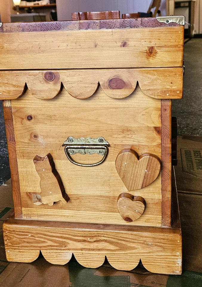 Винтажный детский зубчатый твердый кедр НАДЕЖДА сундук для хранения игрушек с сердечками кошек - Изображение 2 из 4