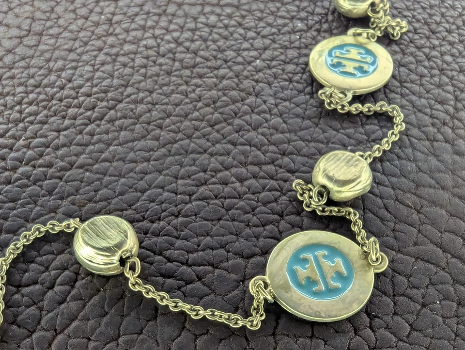 Collar largo tono dorado vintage Tory Burch esmalte azul verdoso medallón logotipo 38" Foto 2 de 4