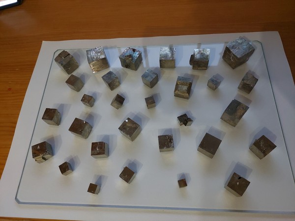 30 Pyrite cubes (Navajun, Spain) - Stück Pyritwürfel - Mineral decorative - LotA