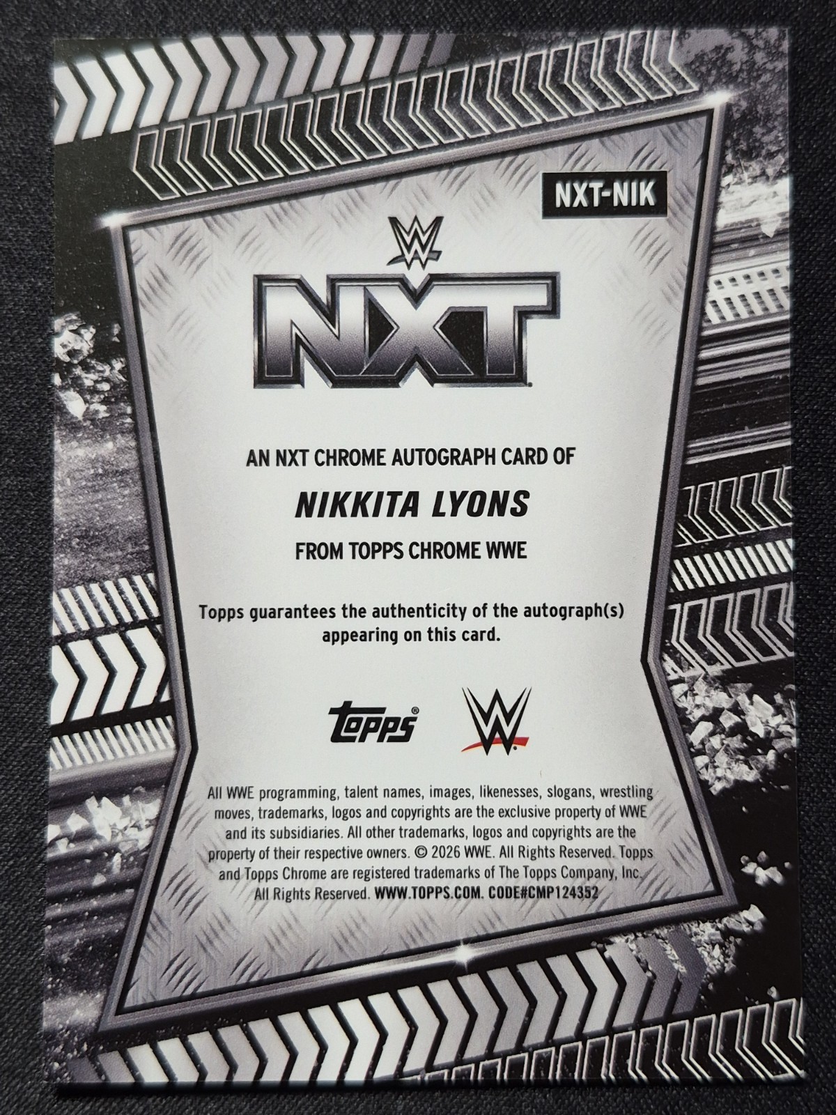 NIKKITA LYONS 2026 TOPPS CHROME WWE AUTO ORANGE REFRACTOR /25 SSP view 2