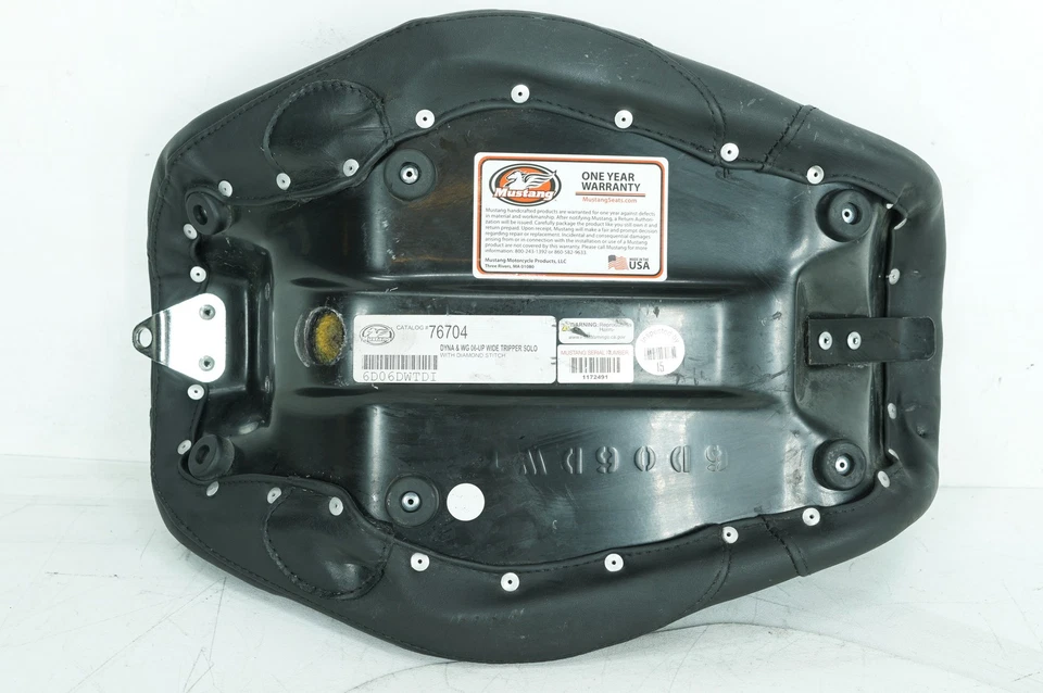 2007 Harley Dyna FXDBI Street Bob Front Rider Driver Solo Seat Pillion Mustang - Imagem 2 de 4