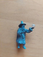 Figurine sorcier en métal tenant une boule de cristal