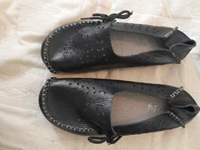Socofy Womens Black Slip On Shoes With Imprinted Flowers Size 38