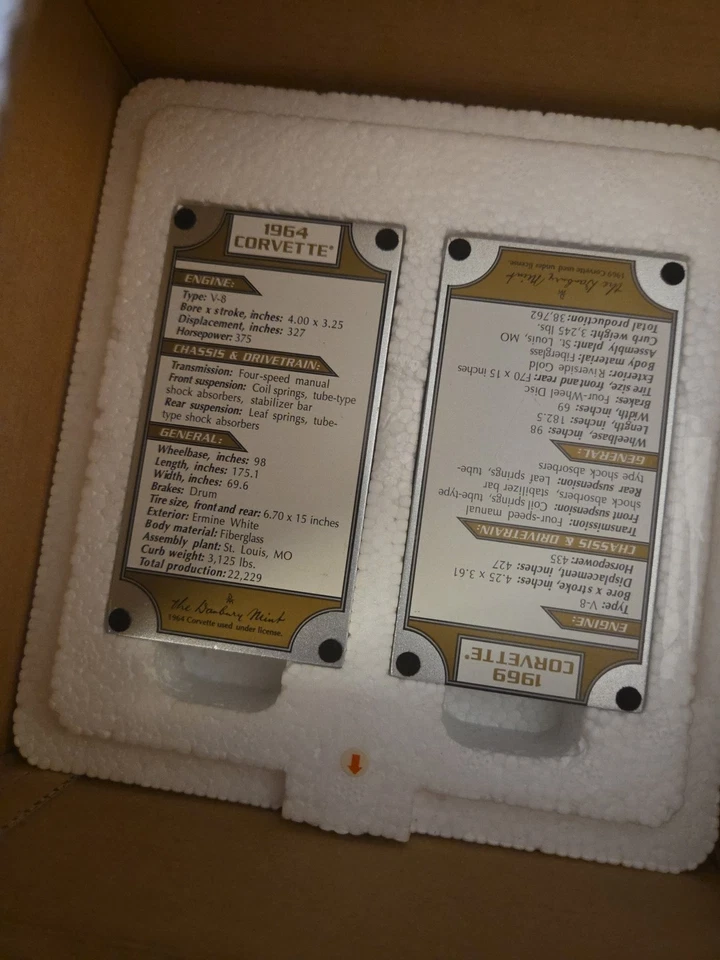 Danbury Mint 50 年 CORVETTES 1964 年和 1969 年 CORVETTES 带支架原包装盒 — 第 3/3 张图片