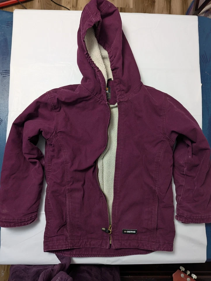 Chaqueta con capucha Berne Youth Softstone Duck en granate con forro sherpa 10-12 Foto 2 de 4