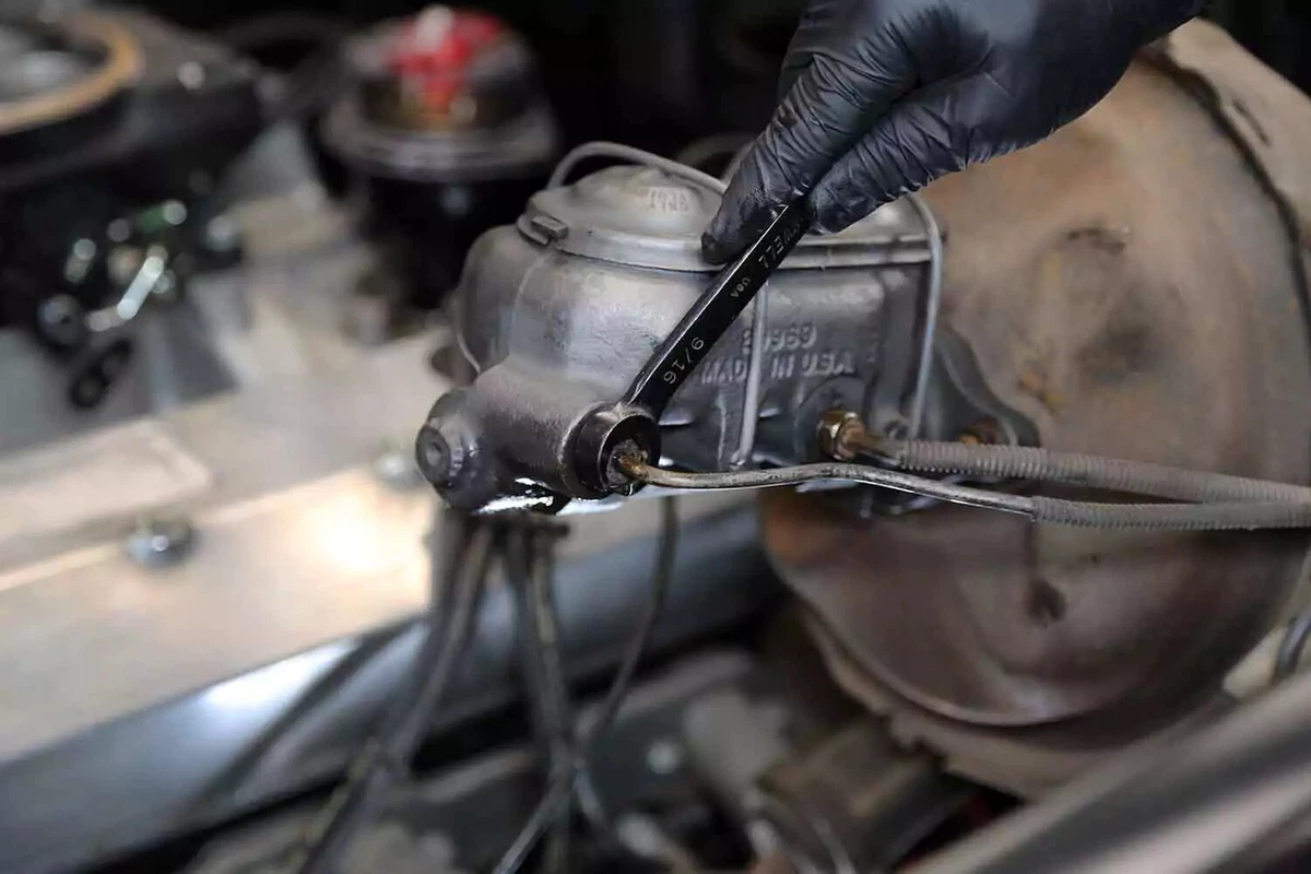 Tightening the brake lines of the master cylinder.