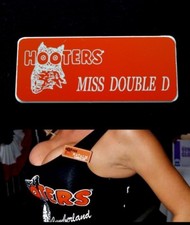 Miss Double D Hooters uniforme étiquette prénom lingerie commode drag queen sexy