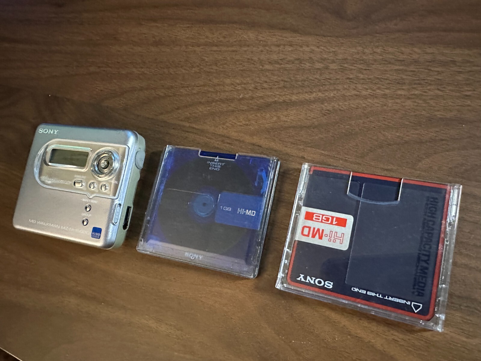 Sony MZNH600D HiMD MiniDisc Recorder RARE NetMD Portable + 2 x 1GB