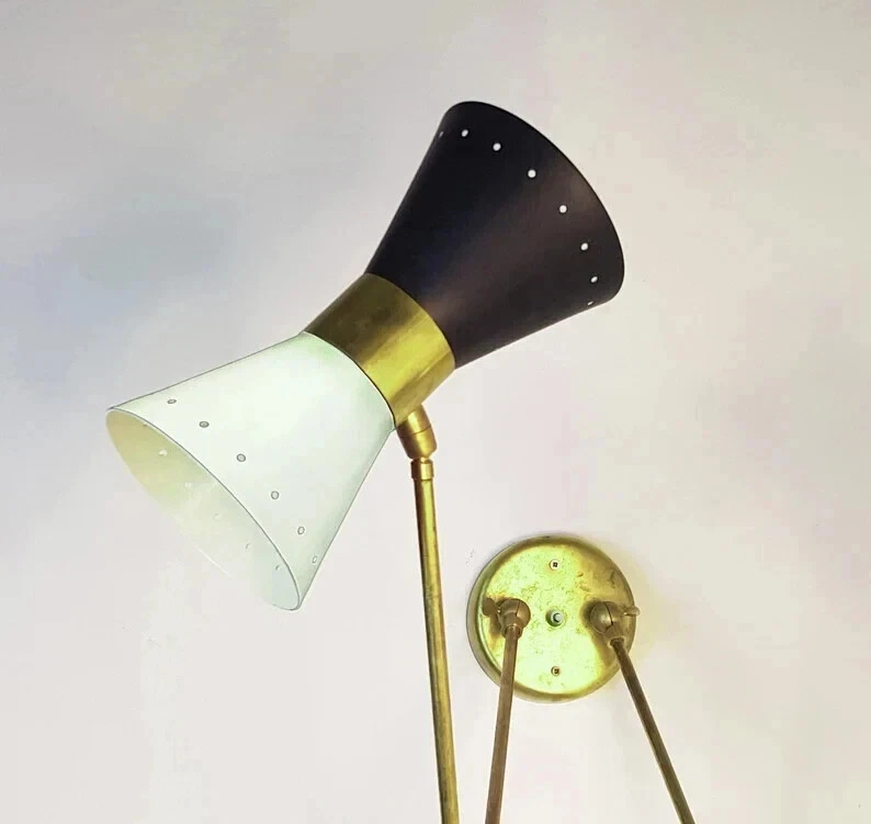 Aplique de pared de doble pantalla de latón de mediados de siglo con luz y bl... - Imagen 3 de 4