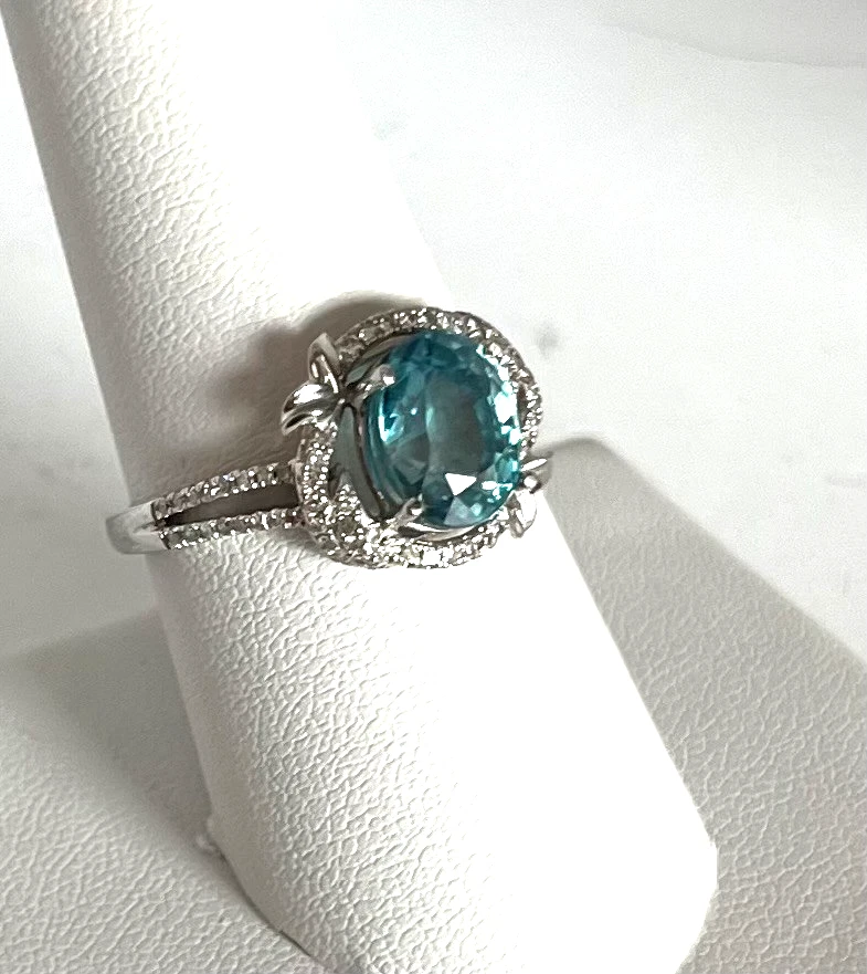 BEAUTIFUL SATURATED OVAL BLUE ZIRCON AND DIAMOND RING WHITE GOLD - Image 3 of 3