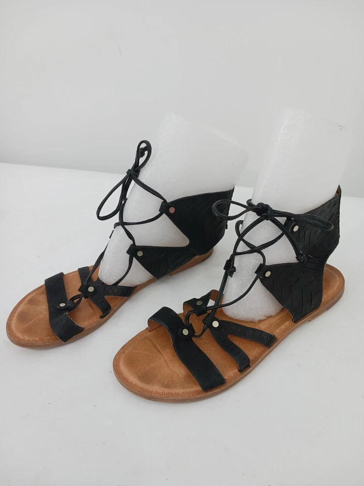 Sandálias femininas Dolce Vita gladiador 8,5 couro preto com cadarço liso cravejado - Imagem 2 de 4