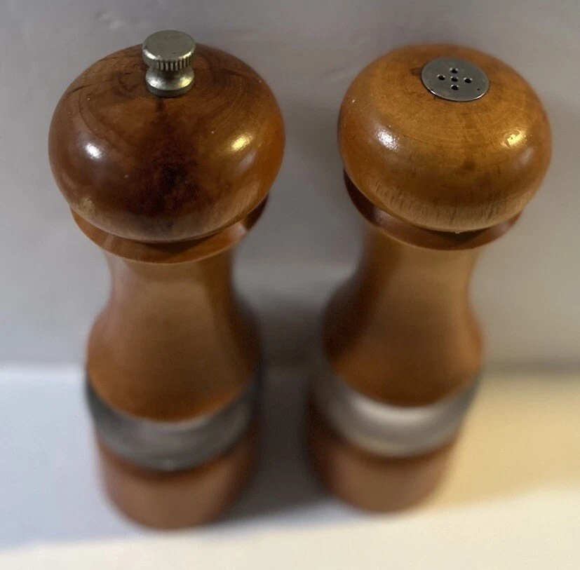 Conjunto de moinho e saleiro de madeira Olde Thompson 7” de altura - Imagem 3 de 4