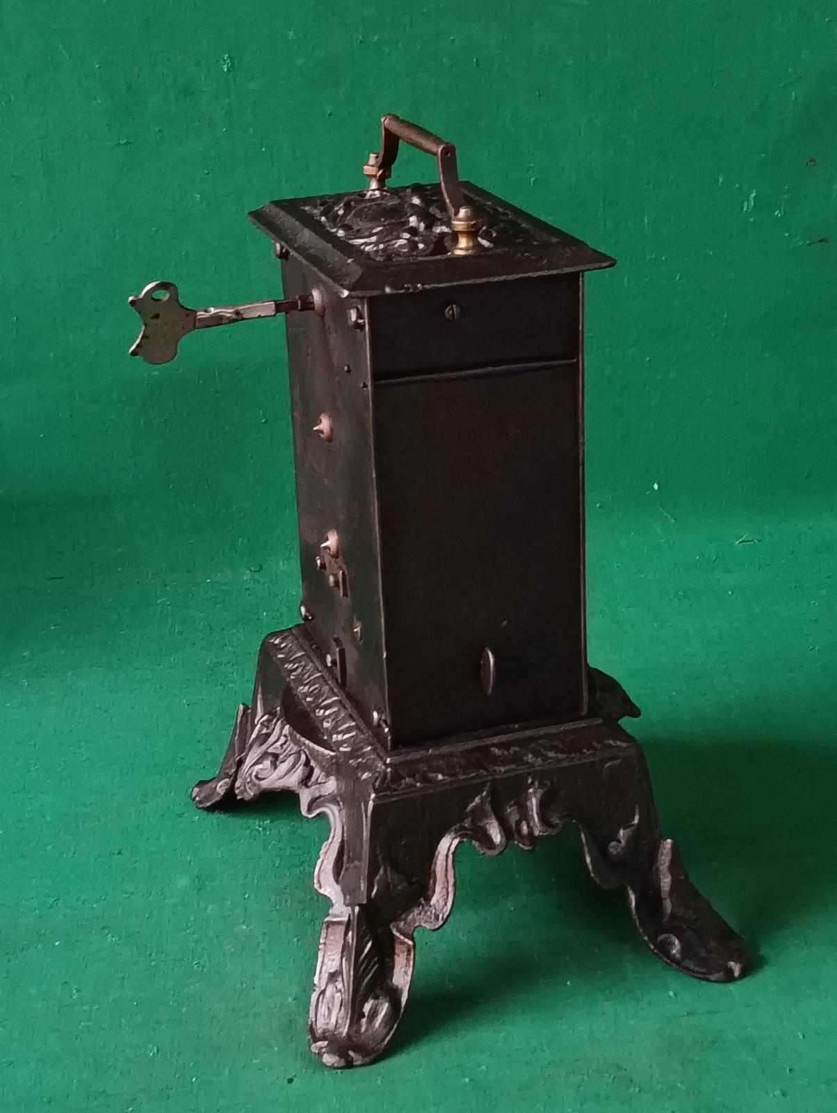 ANTIQUE WORKING HAND WINDING MECHANICAL CRANK ROASTER. CW22