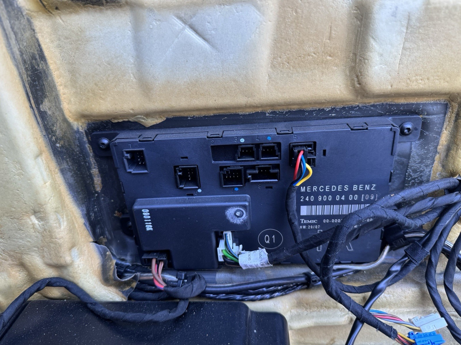 Maybach 57 1957-1962 REAR+RIGHT Door control module P/N 2409000400
