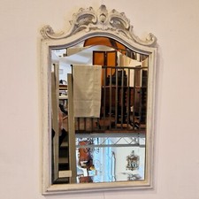 specchio con cornice in legno con cimasa intagliata laccata bianca
