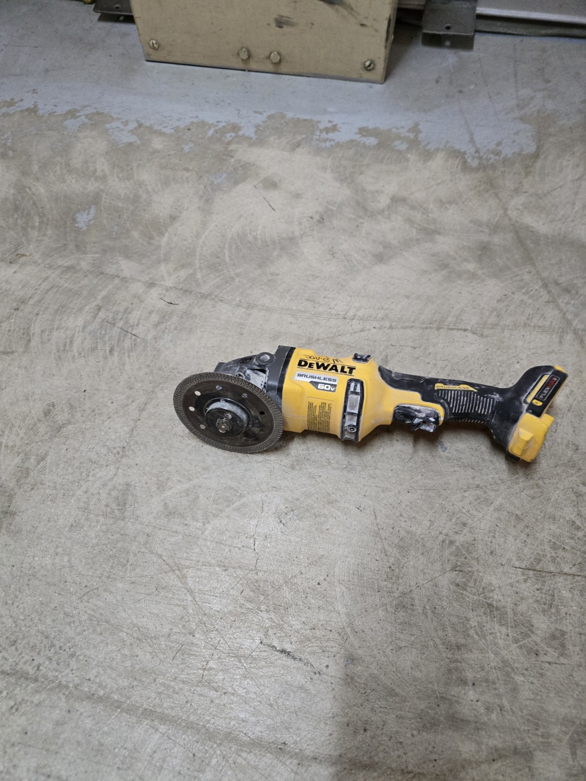 DeWalt DCG418 60v 4-1/2