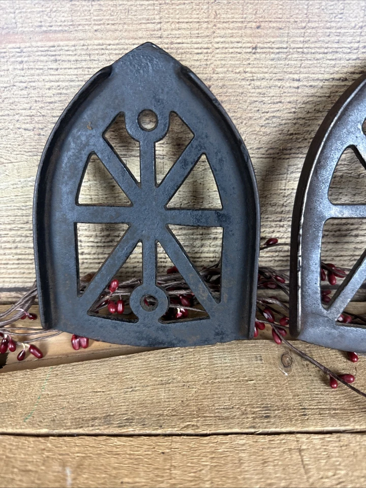 Antiguo soporte de hierro triste trivet con patas lote de 2 Foto 3 de 4