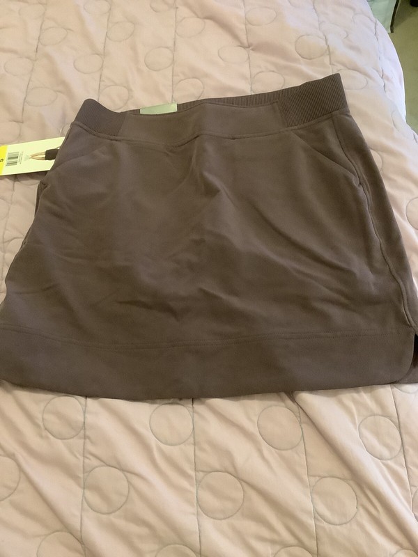32 Degrees  Cool Dark Plum Skort, Skirt With Shorts Built In. Size Small