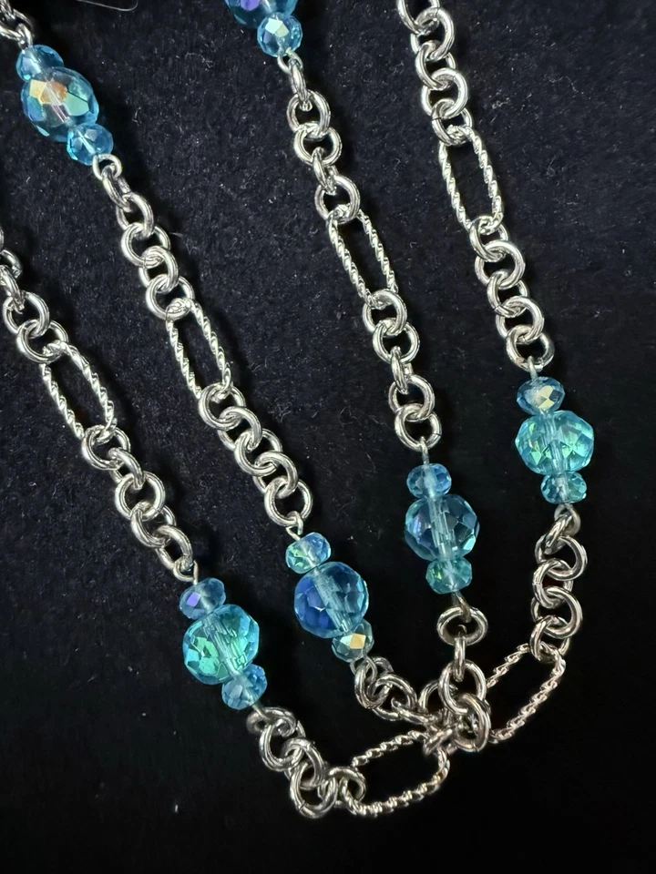 Collar Kirks Folly Azul y Plata 32" Largo con Medallón, Luna Dijes Ángel Foto 3 de 4