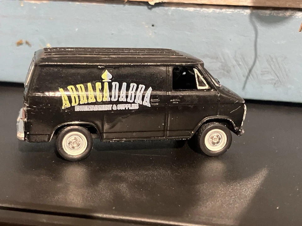 Chevy Cargo Van 1:64 1971 de la película “The Black Phone” solo existe 1 Foto 3 de 4