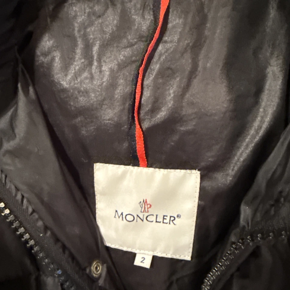 Женское пуховое пальто Moncler, съемный капюшон, меховая отделка, размер 2 - Изображение 3 из 4