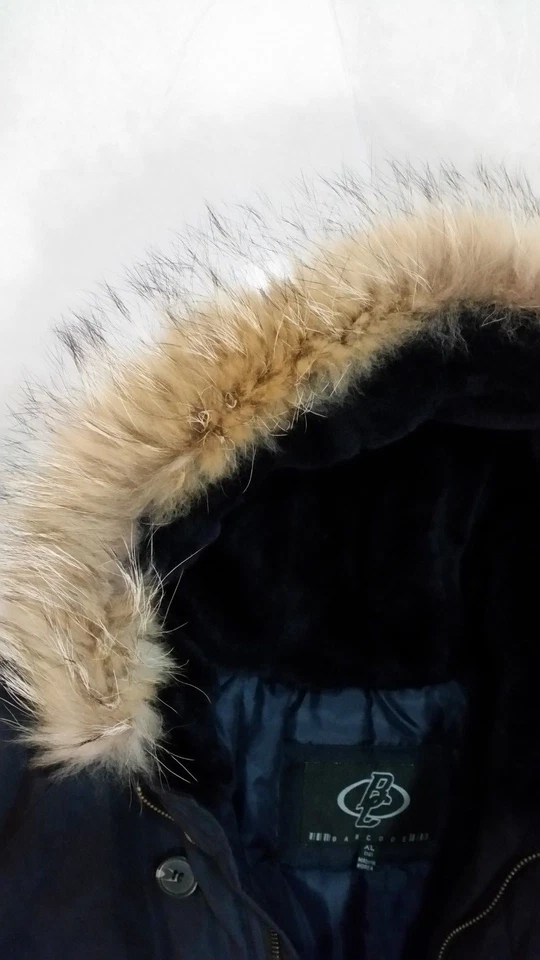 CHAQUETA DE INVIERNO CON CREMALLERA Y CAPUCHA DE PIEL AZUL MARINO TALLA XL/16 DE COLECCIÓN CÓDIGO DE BARRAS BIG BOY Foto 3 de 4