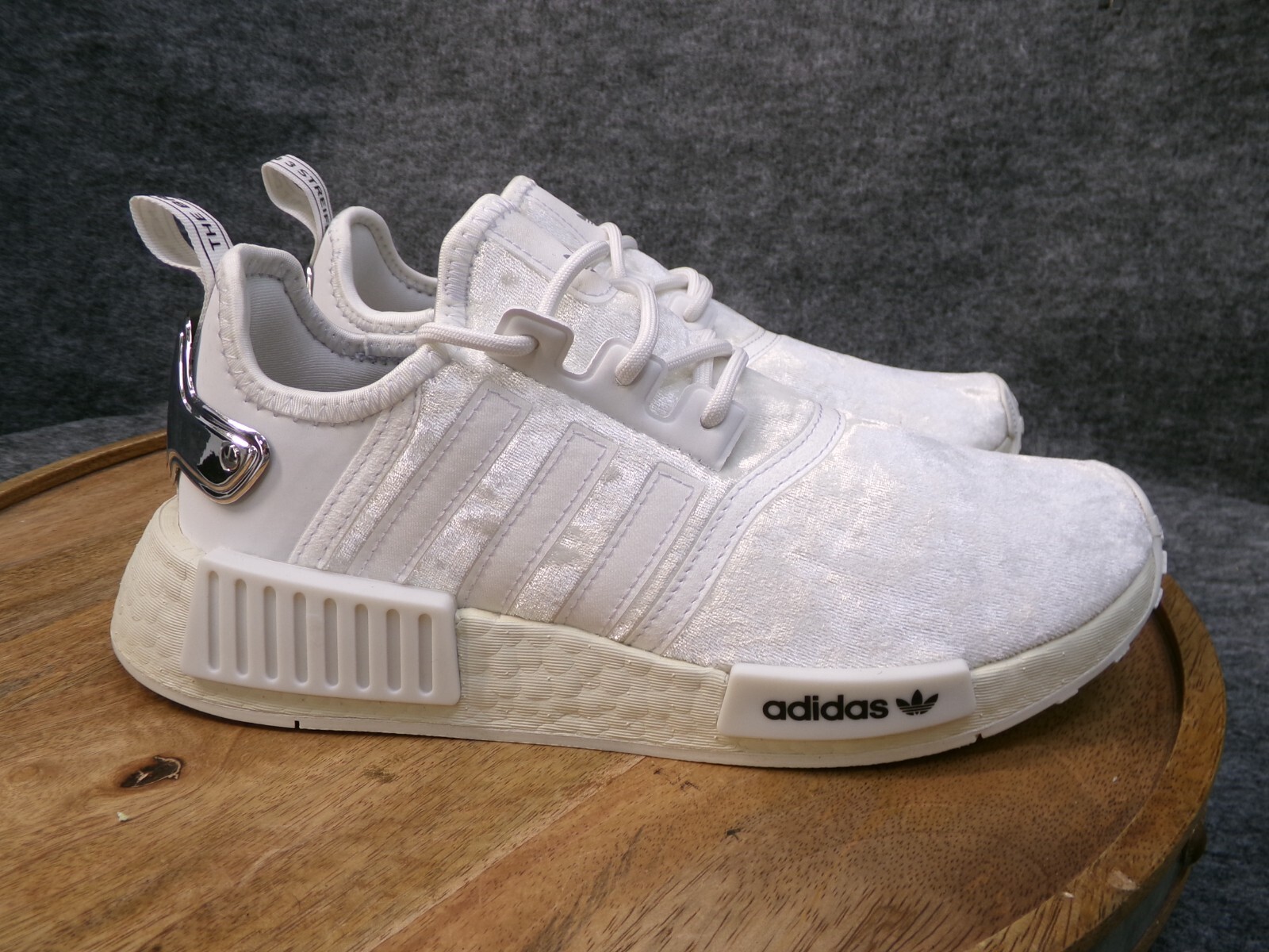 Adidas Womens NMD_R1 White/Silver Metallic Velvet Athletic Shoes GW5681 Size 7.5 Adidas Womens NMD_R1 White/Silver Metallic Velvet Athletic Shoes GW5681 Size 7.5