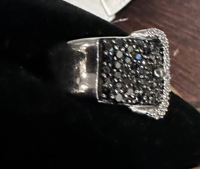 Anillo con hebilla de diamantes blancos y negros enchapado en oro blanco de 14 k en plata de ley Foto 3 de 4