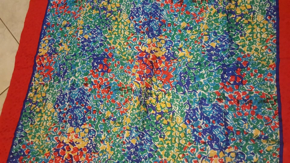 Bufanda de seda vintage Yves Saint Laurent museo nacional de la mujer en las artes Foto 3 de 4