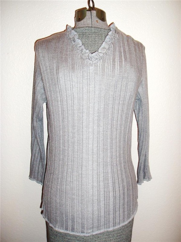 BILL BLASS JEANS Gray V-Neck Ruffle Neckline Top EUC SMALL