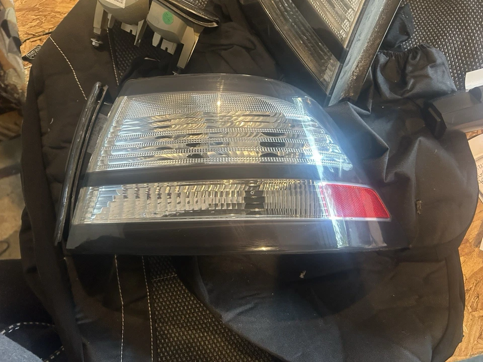 Conjunto de luz trasera UNITED RECYCLERS GROUP 604821 se adapta 08-11 Saab 9-3 Foto 3 de 4